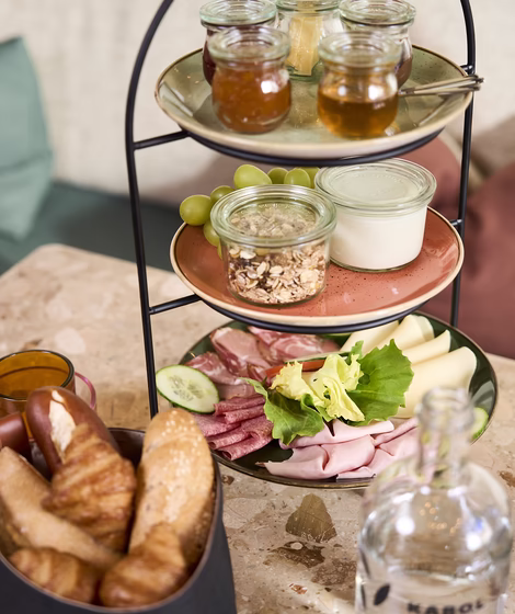 Dreistöckige Etagere mit verschieden Frühstücks-Speisen