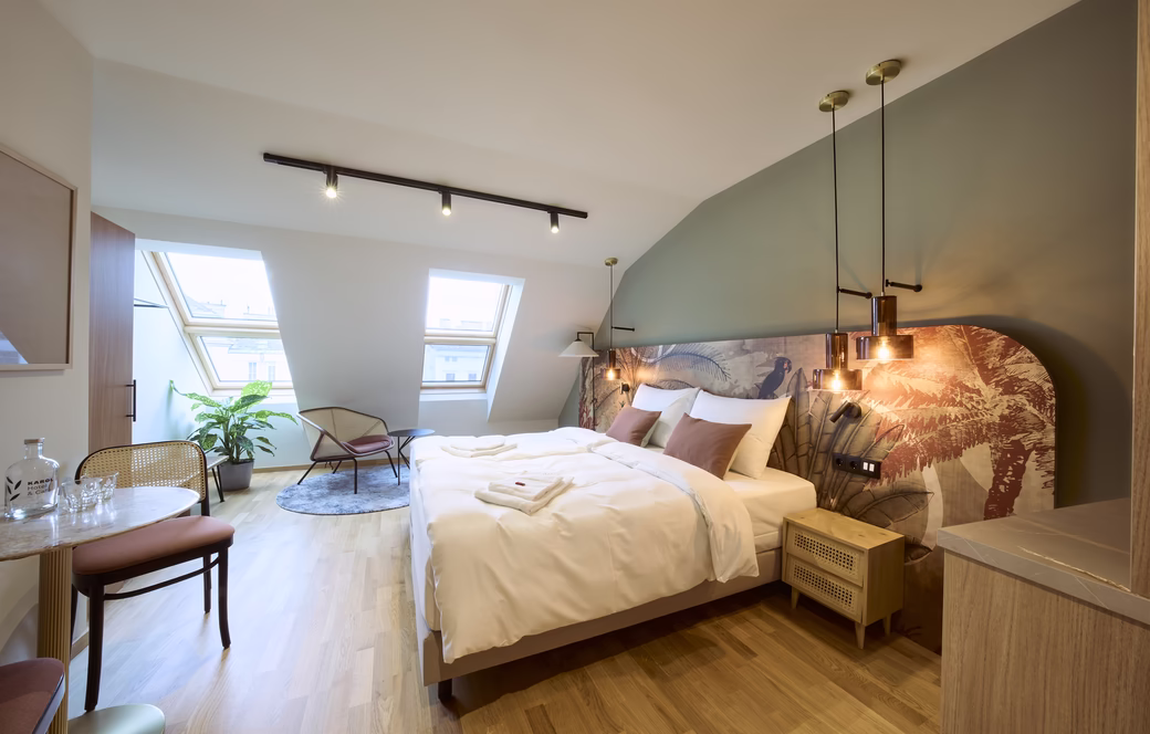 Modernes Urban Studio mit King-Size-Bett - Hotel & Café Karol © Jakob Stickler Großzügiges, modernes Studio mit Doppelbett - Hotel & Café Karol © Jakob Stickler