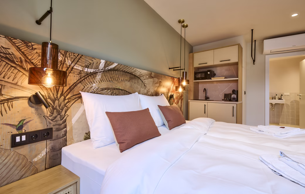Doppelbett Urban Studio - Hotel & Café Karol © Jakob Stickler Doppelbett im modernen Studio - Hotel & Café Karol © Jakob Stickler