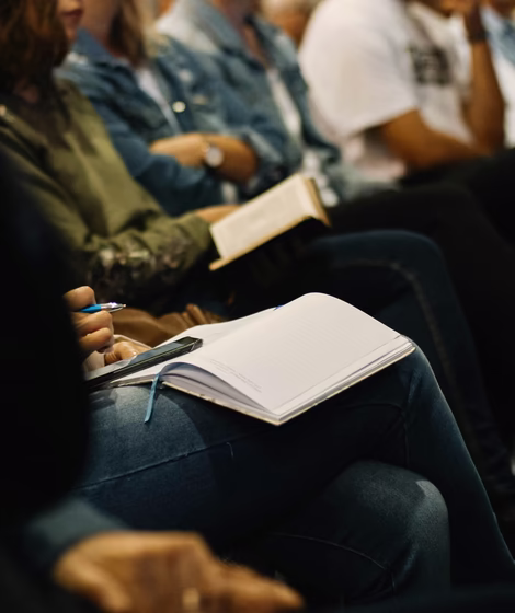 Seminare im Karol Vienna © unsplash / Sincerely Media Detailaufnahme Block im Seminarraum mit vielen Erwachsenen