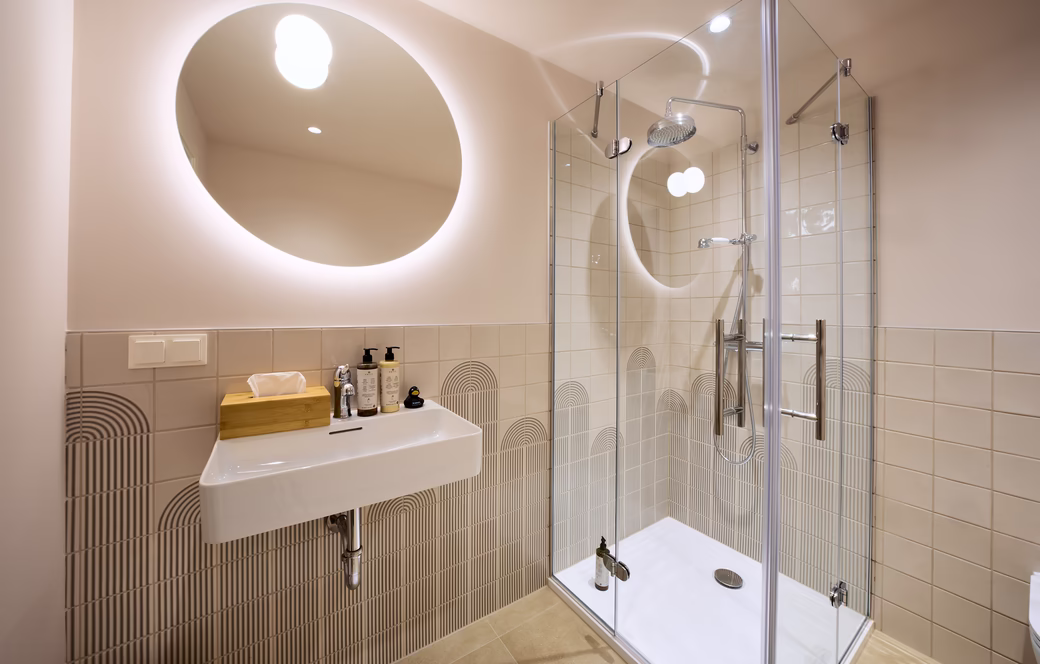 Modernes Bad Doppelzimmer Superior - Hotel & Café Karol © Jakob Stickler Helles, modernes Bad mit Dusche im Doppelzimmer - Hotel & Café Karol © Jakob Stickler