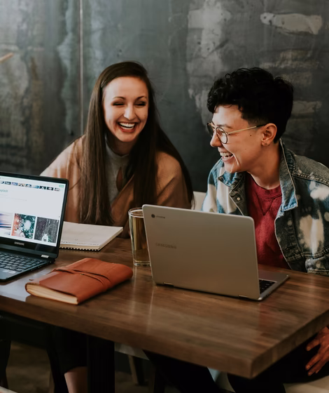Meeting & Coworking © unsplash.com / Brooke Cagle Junge Frauen sitzen in einem Café und arbeiten in ihrem Laptops