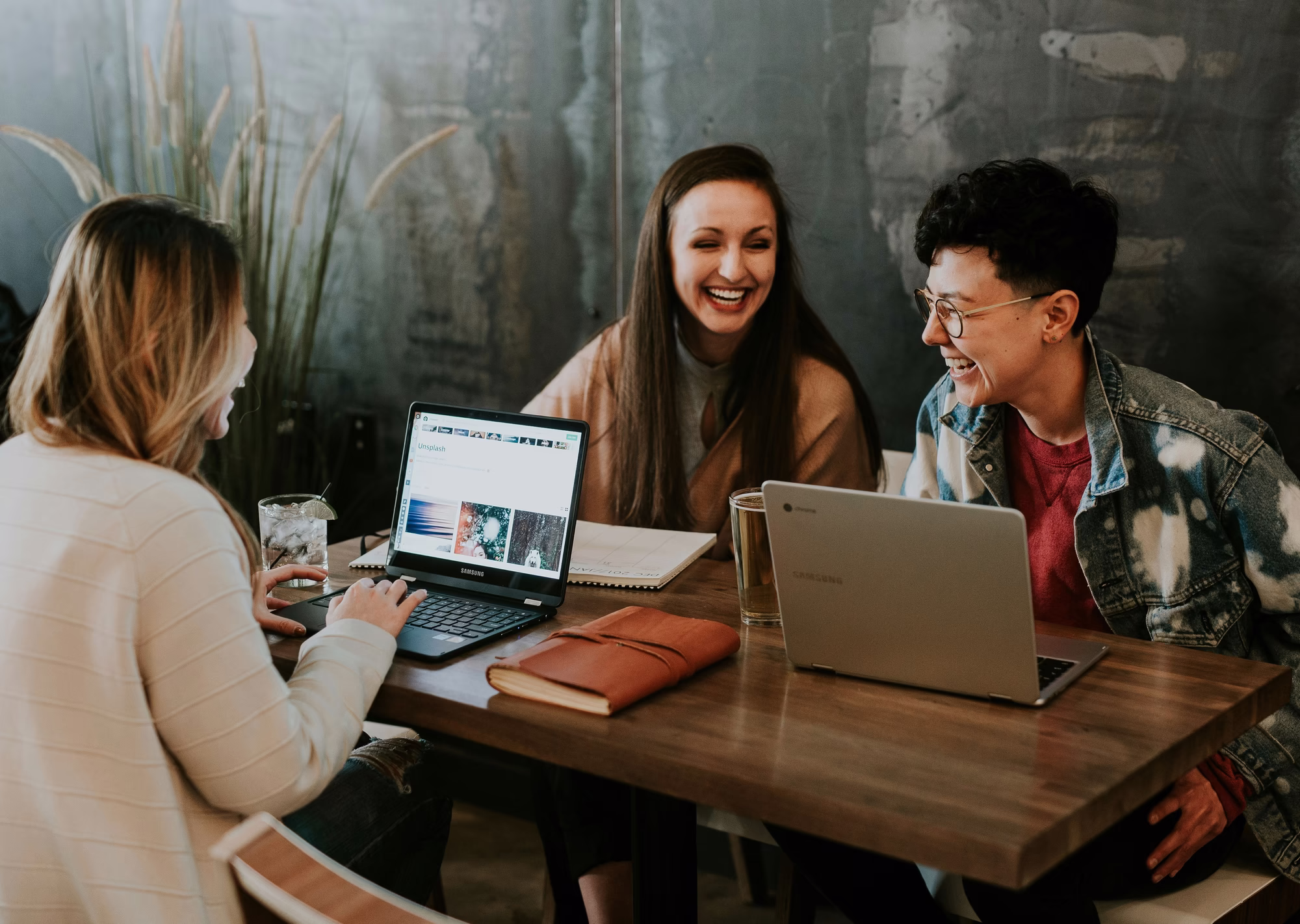 Meeting & Coworking © unsplash.com / Brooke Cagle Junge Frauen sitzen in einem Café und arbeiten in ihrem Laptops
