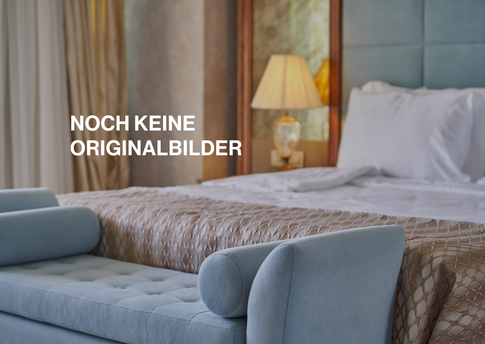 kein Originales Zimmerfoto von Karol Vienna © pixabay.com / Engin Akyurt Detailaufnahme von Blauer Sitzcouch vor einem Doppelbett