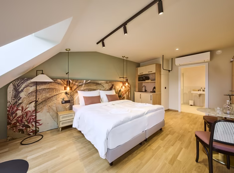 Urban Studio mit Kitchenette - Hotel & Café Karol © Jakob Stickler Modernes Studio mit Doppelbett und Kitchenette - Hotel & Café Karol © Jakob Stickler