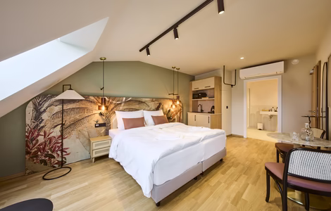 Urban Studio mit Kitchenette - Hotel & Café Karol © Jakob Stickler Modernes Studio mit Doppelbett und Kitchenette - Hotel & Café Karol © Jakob Stickler