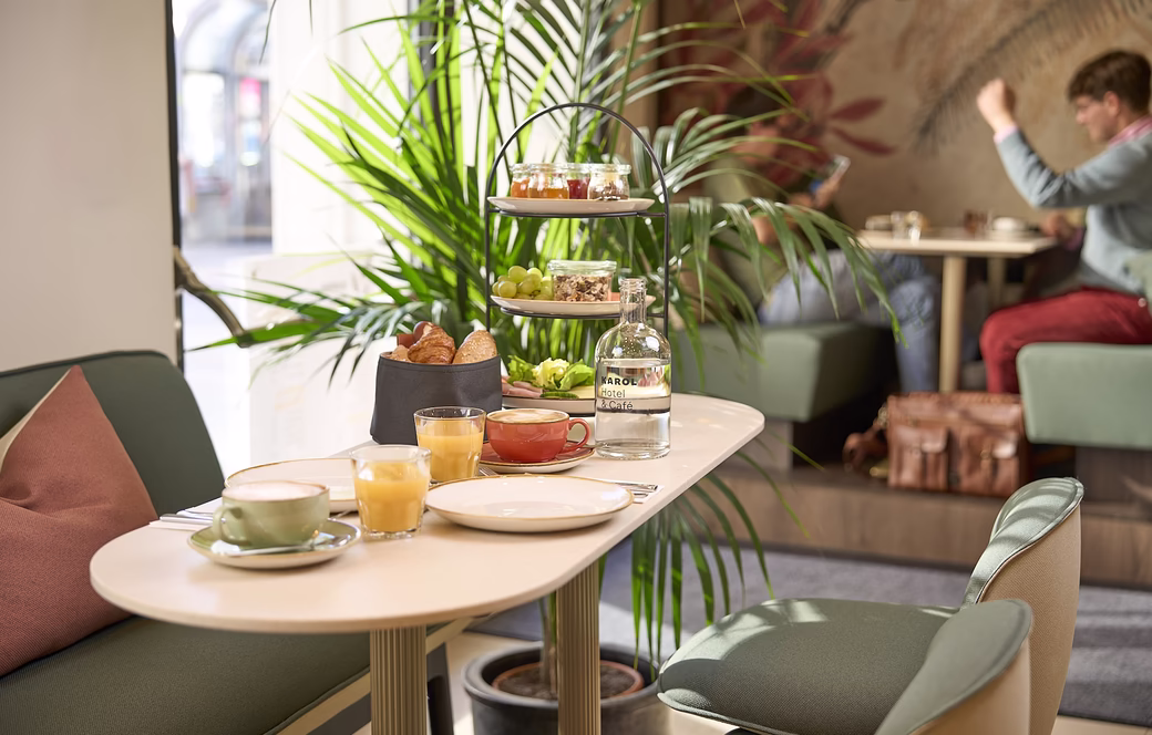 Gedeckter Tisch mit Frühstück im Café Karol