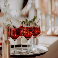 Begrüßungsgetränk im Karol Vienna © unsplash / Filipp Romanovski Lillet Getränk mit frischen Beeren