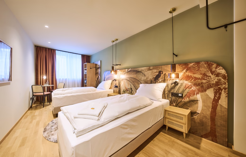 Doppelzimmer Superior mit 2 Einzelbetten - Hotel & Café Karol © Jakob Stickler Modernes Doppelzimmer mit zwei Einzelbetten © Jakob Stickler