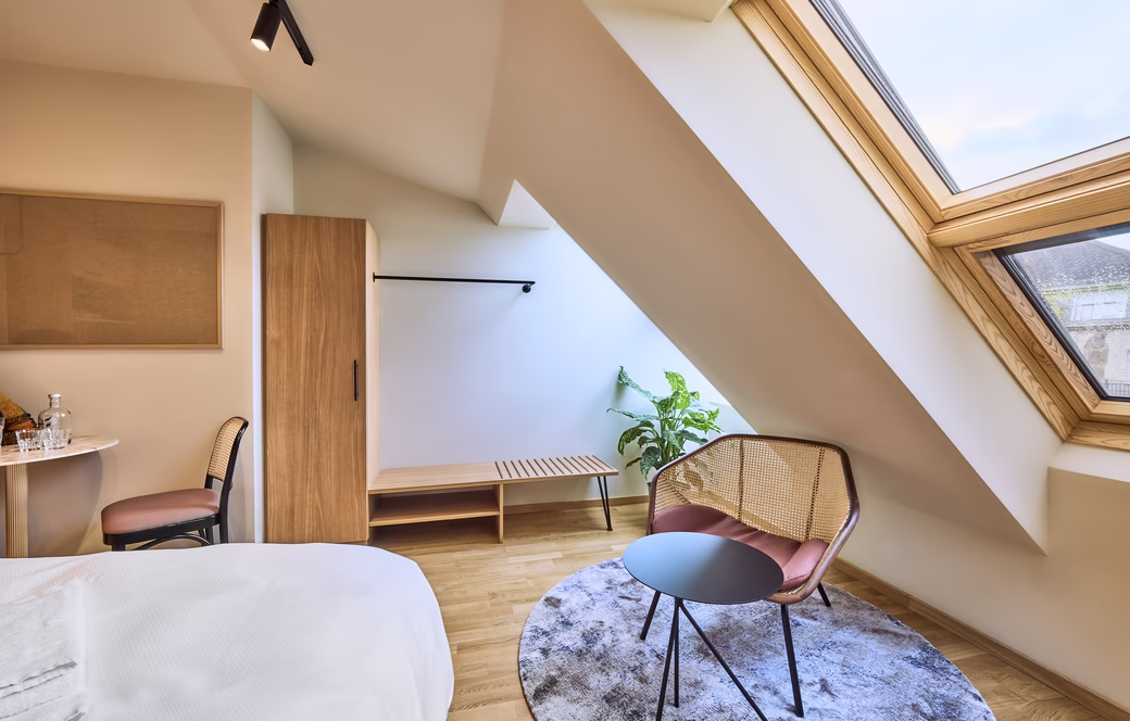 Urban Studio mit moderner Ausstattung - Hotel & Café Karol © Jakob Stickler Helles Studio mit moderner Ausstattung - Hotel & Café Karol © Jakob Stickler