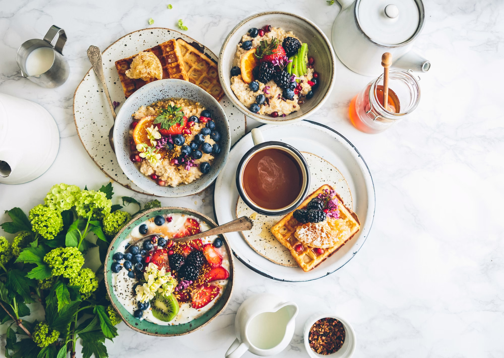 Frühstücken im Karol Vienna © pixabay.com / StockSnap Großer Frühstückstisch mit Joghurt, Waffeln, Porridge, Honig & Milch