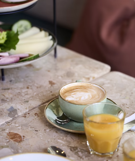 Orangensaft und Kaffee in schöner Keramiktasse